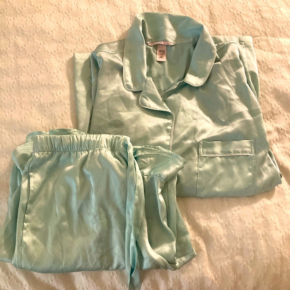***SOLD***Victoria’s Secret silky pajama set M/L